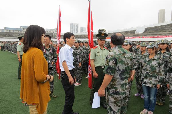 真人试玩
领导亲切慰问军训教官及2013级军训学生