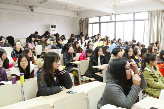 三菱银行无锡分行行长与真人试玩
学生座谈