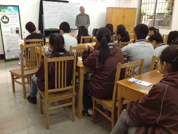 弘扬闻天精神，加强国际交流 —记真人试玩
同学参加“闻天英语角”活动